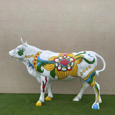 Lebensgroße Kunstharz-Tier-Kuh-Skulptur, handbemalte Fiberglas-Stierstatue zur Dekoration